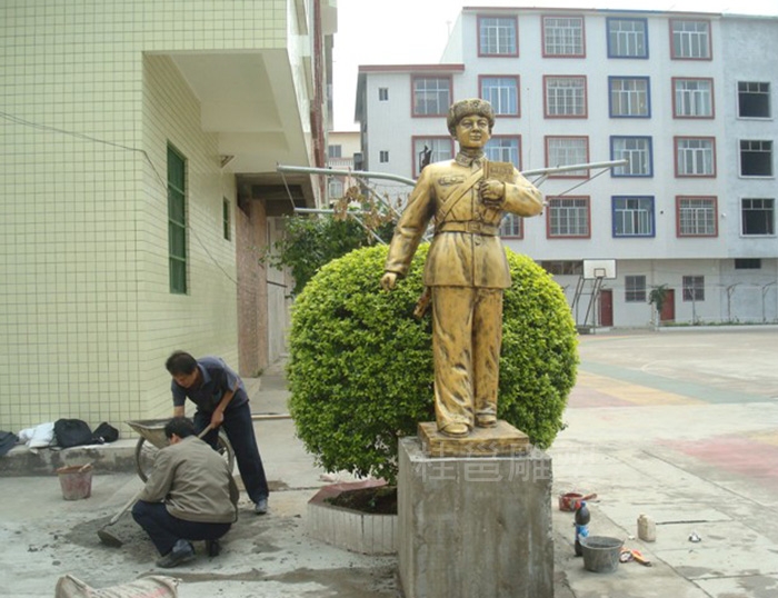 廣西上林縣民族實(shí)驗(yàn)學(xué)校所做的雷鋒像